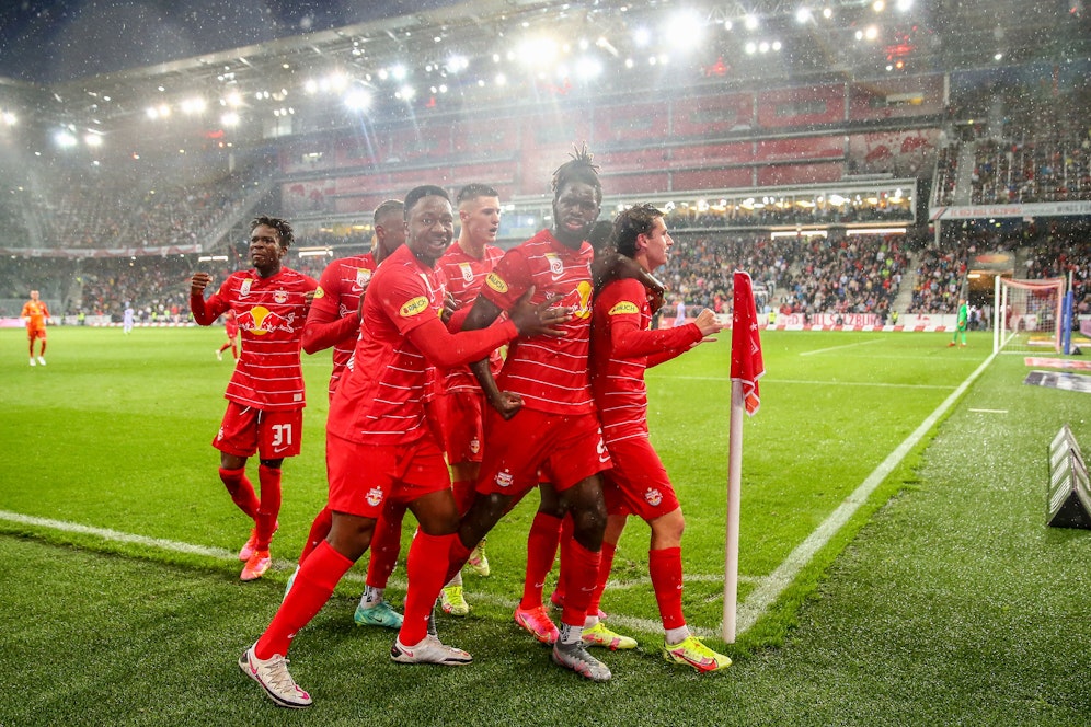 Salzburg jubelt über den Sieg gegen Barcelona.