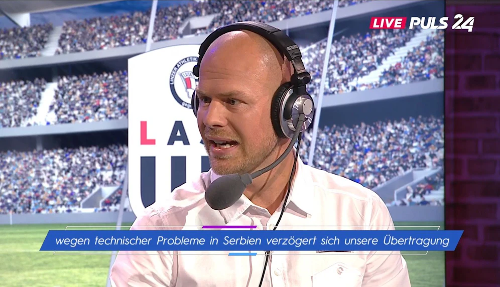 Experte Johnny Ertl spricht, während das Spiel bereits lief. 