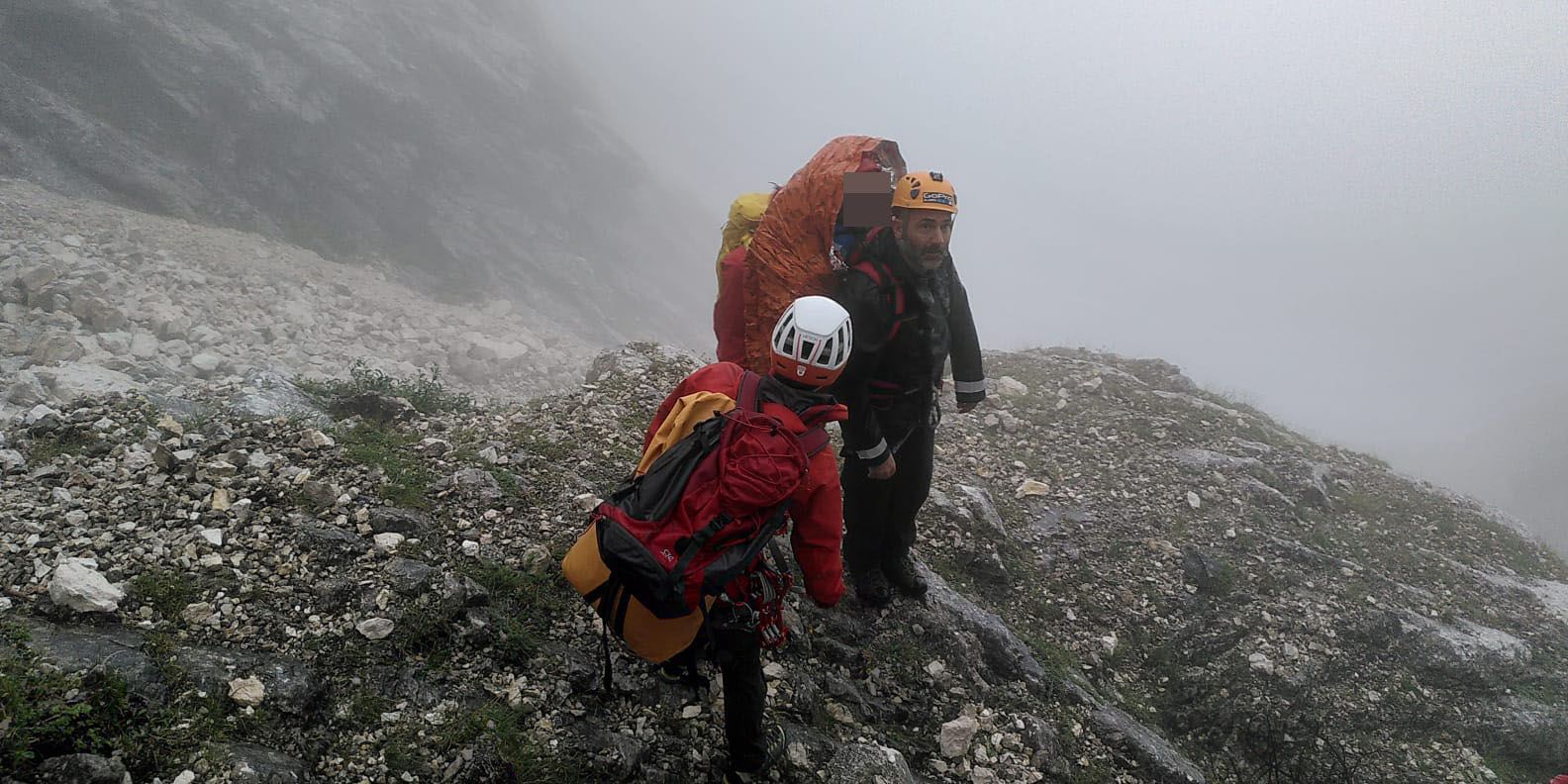 Alpinpolizist Martin Loitlesberger mit Emil am Rücken.