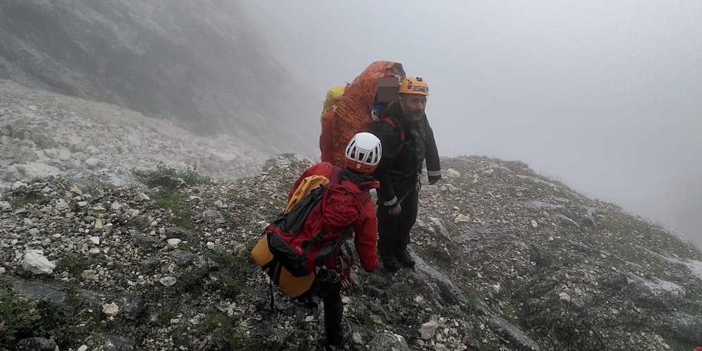 Alpinpolizist Martin Loitlesberger mit Emil am Rücken.