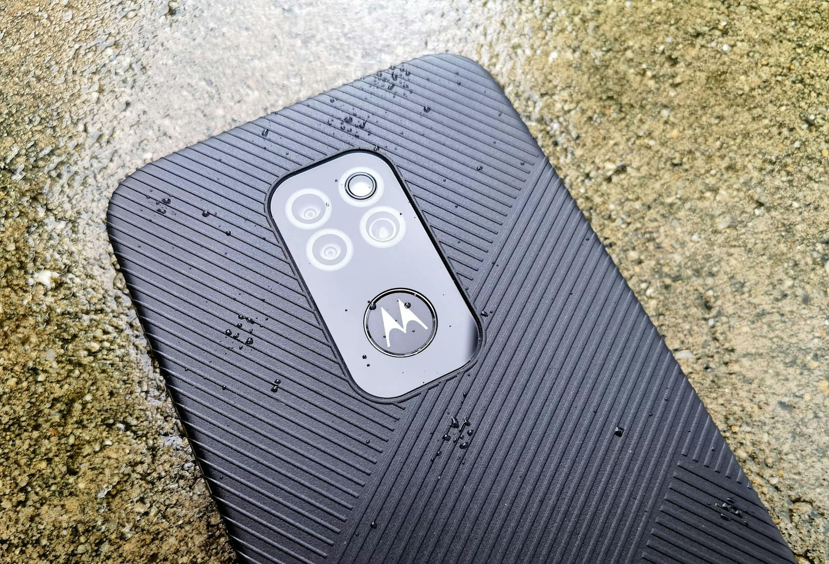 Das hat im wahrsten Sinne des Wortes gewaltige Motorola Defy hat einen großen Auftritt, denn das Smartphone ist rund 170 x 78 x 11 Millimeter groß und wiegt 232 Gramm.