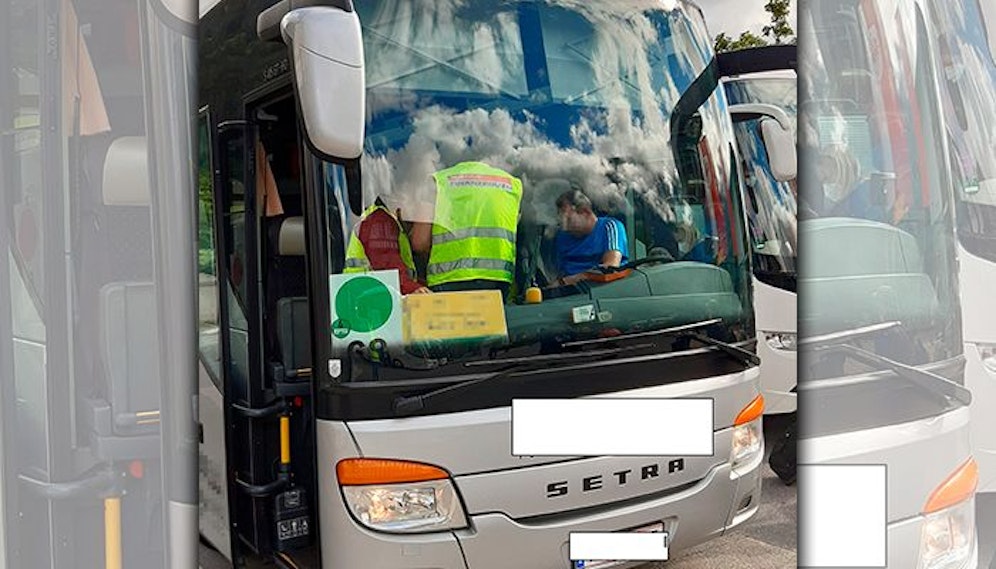 Hier kontrolliert die Finanzpolizei den Busfahrer.