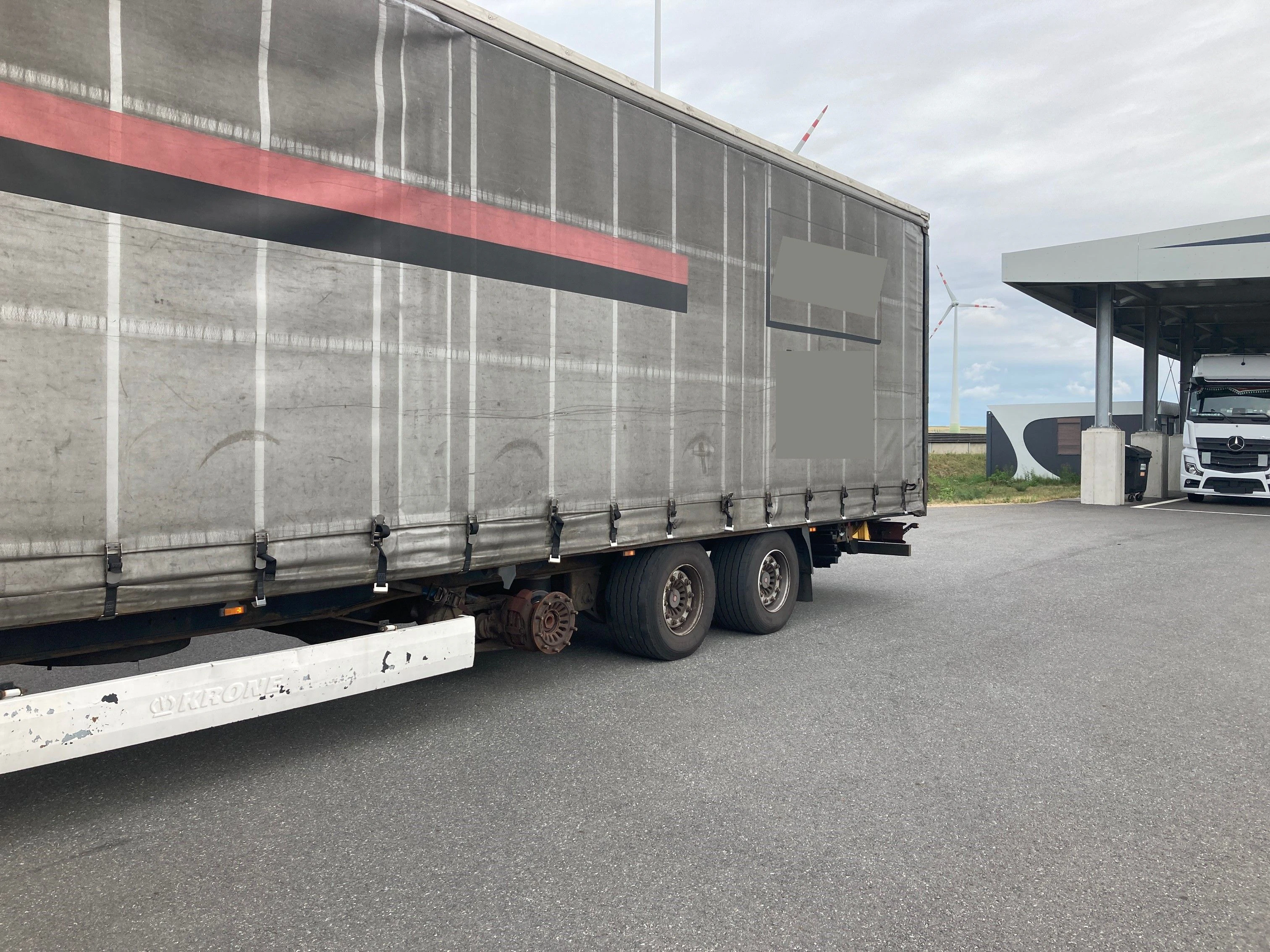 Der LKW war mit einem Reifen weniger unterwegs