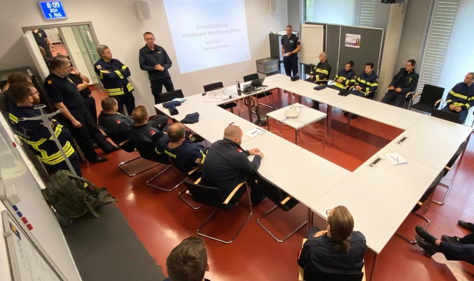 Im "Landesführungsstab Feuerwehr" in Tulln wird die erste Einheit der insgesamt 60 Mitglieder umfassenden Löschtruppe für den Großeinsatz in Nordmazedonien vorbereitet.