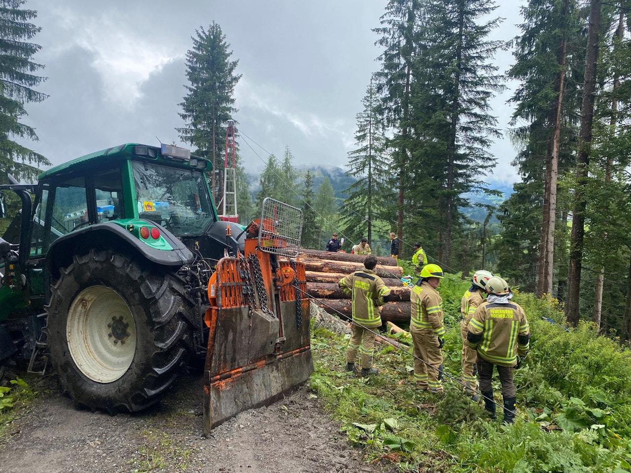 Heute.at - Vater findet Sohn unter Baum begraben – Zustand kritisch