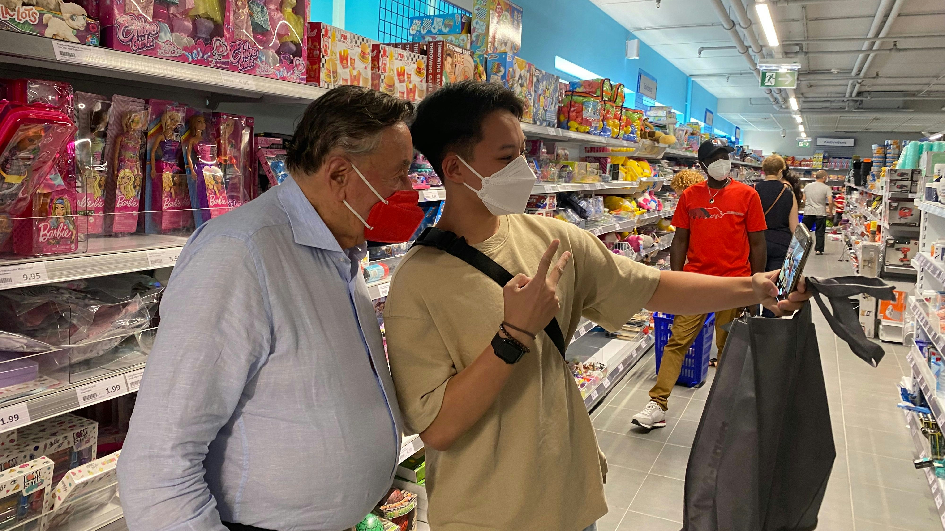 Richard Lugner beim Rundgang durch den "Action"-Markt. Selfie muss sein.