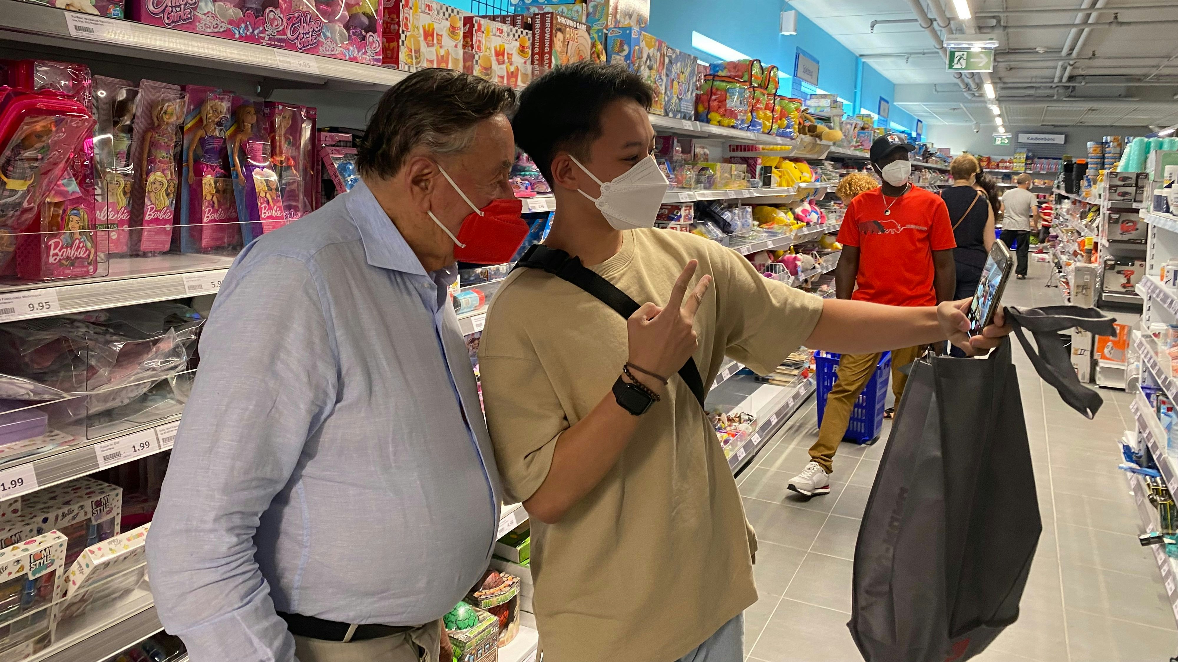 Richard Lugner beim Rundgang durch den "Action"-Markt. Selfie muss sein.