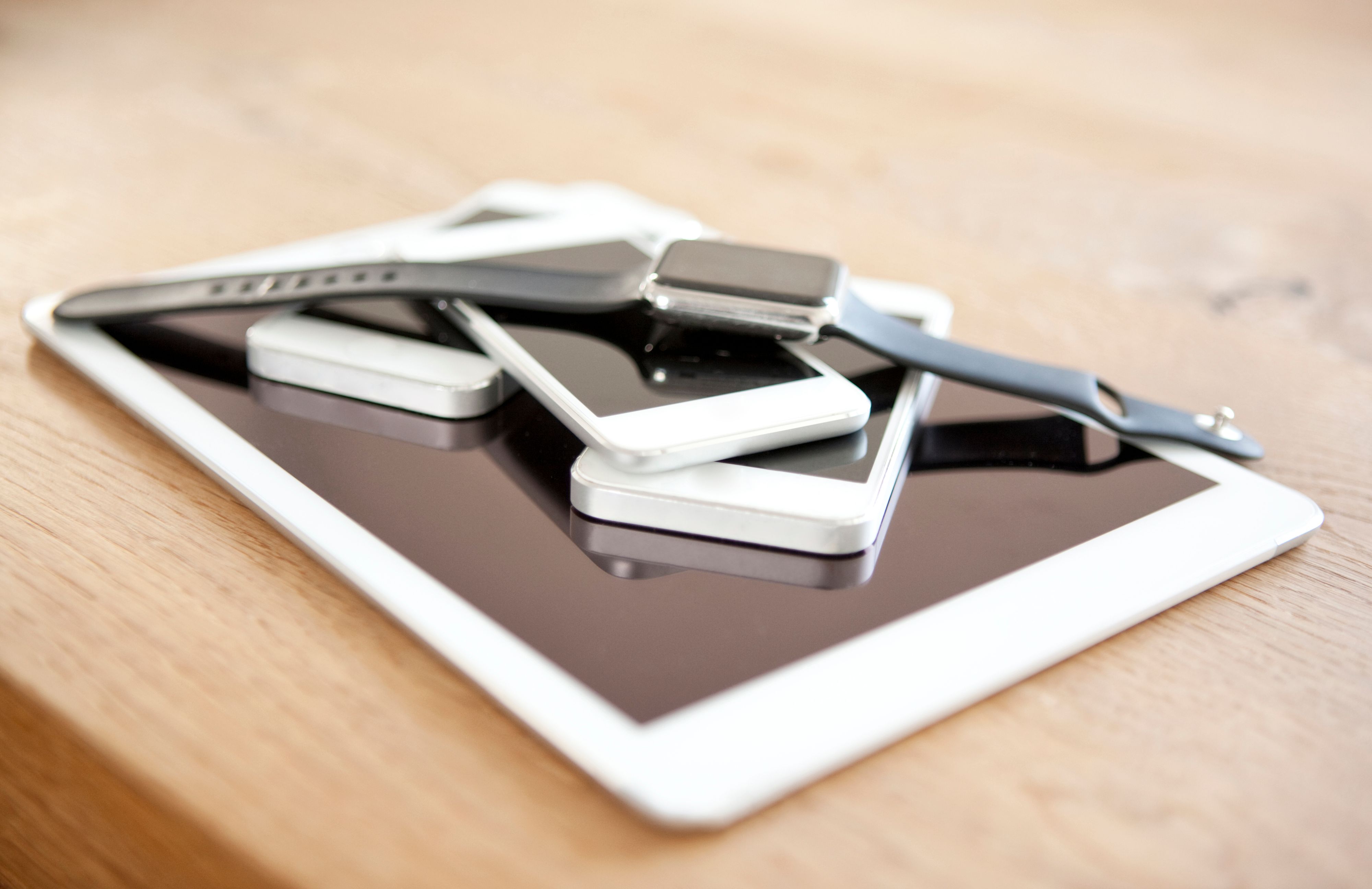 Download von www.picturedesk.com am 05.08.2021 (11:47).  Stack of smartwatch, three smartphones and a digital tablet - 20160410_PD14513 - Rechteinfo: Royalty Free (RF) Model Released