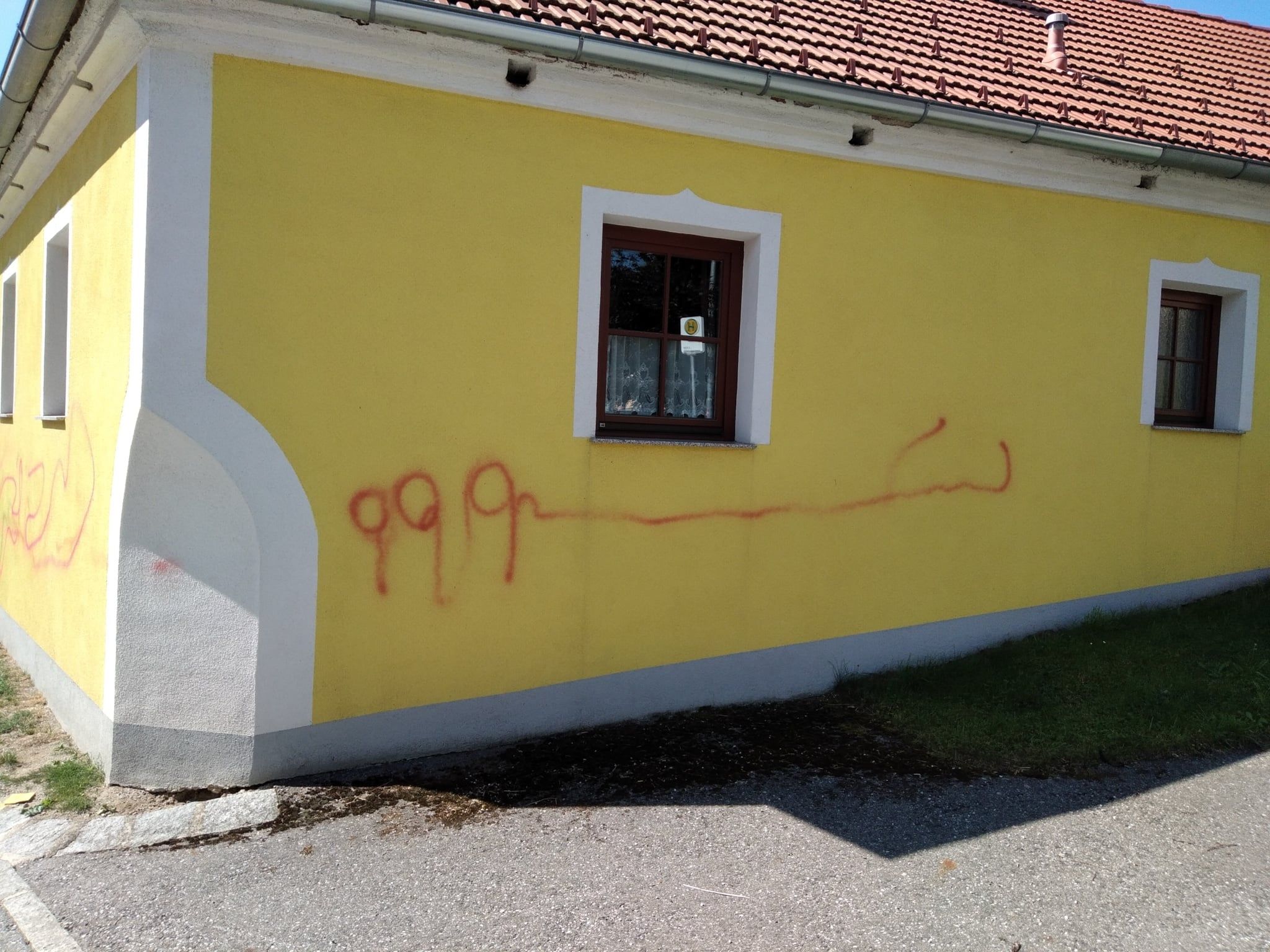 Die Fassade des Hofes wurde komplett verunstaltet.