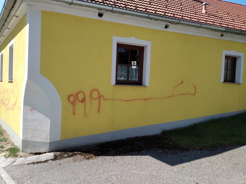 Die Fassade des Hofes wurde komplett verunstaltet.