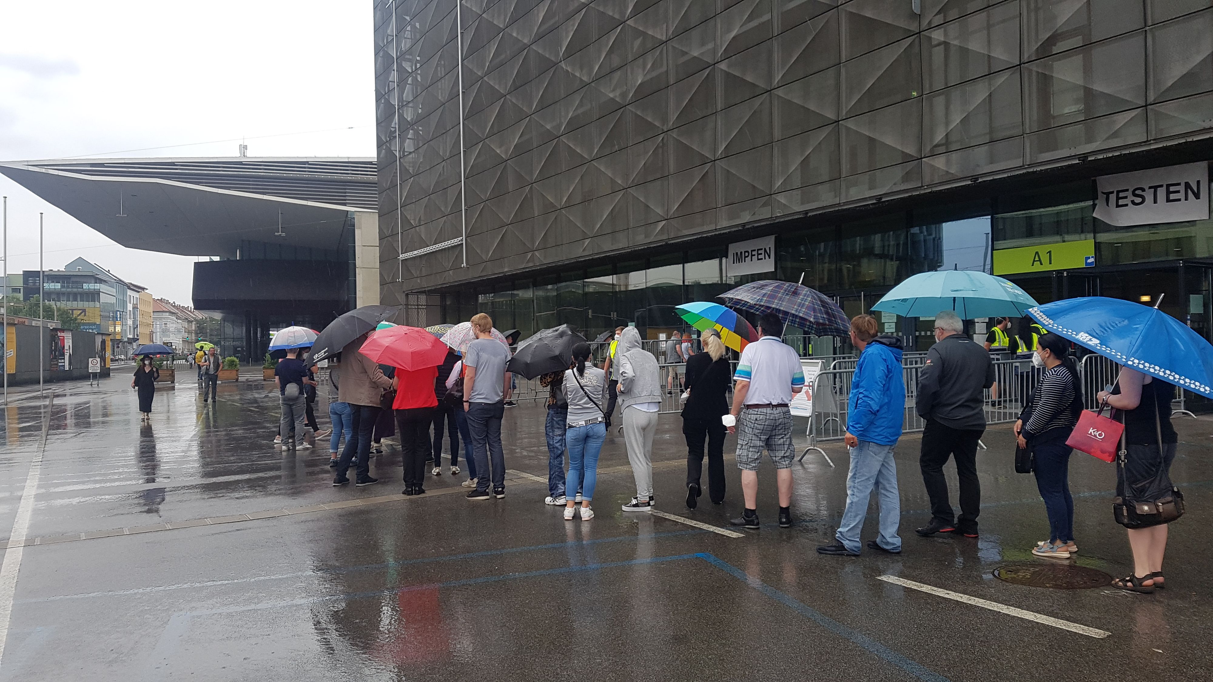 Die Impfschlange könnte im Herbst wieder länger werden. Symbolbild aus Graz. 
