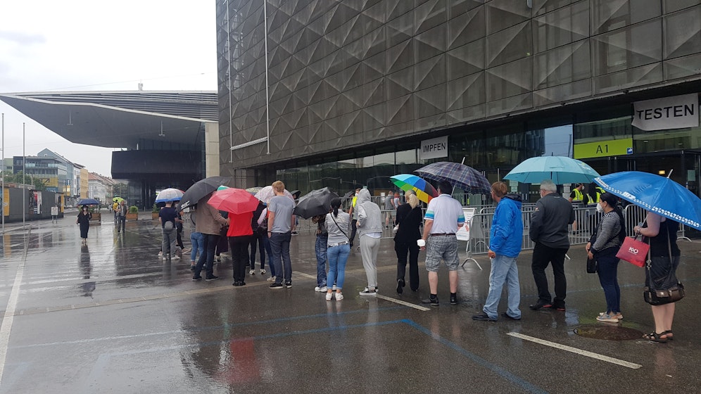 Die Impfschlange könnte im Herbst wieder länger werden. Symbolbild aus Graz. 