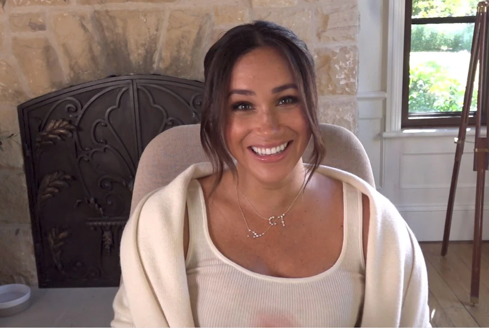Entspannt und glücklich strahlt Meghan in einem Video, das auf der Website der Archewell-Stiftung veröffentlicht wurde, in die Kamera.