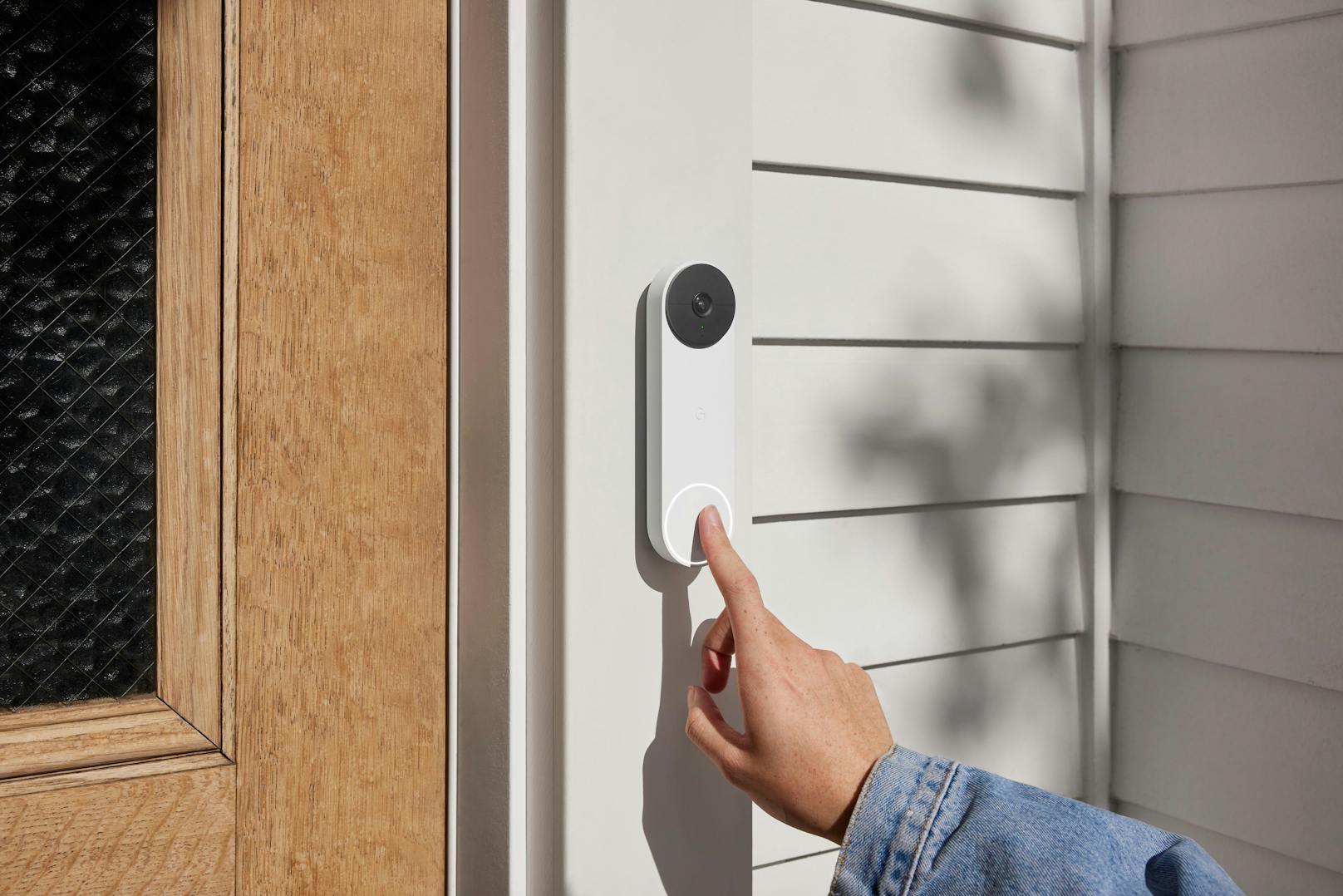 Die vernetzte Videotürklingel kann Benachrichtigungen verschicken, wenn jemand an der Tür läutet.