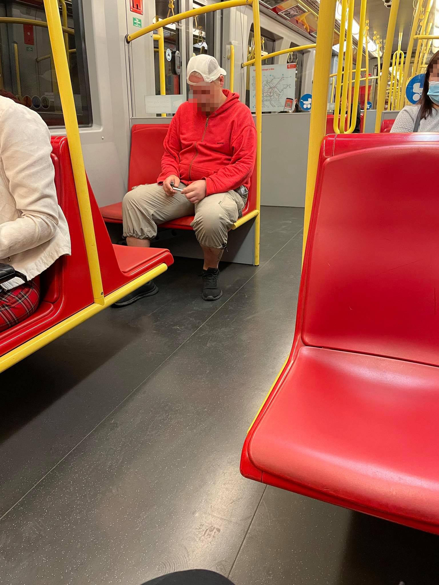 Immer mehr Nutzer der Wiener Linien pfeifen auf die FFP2-Maskenpflicht.