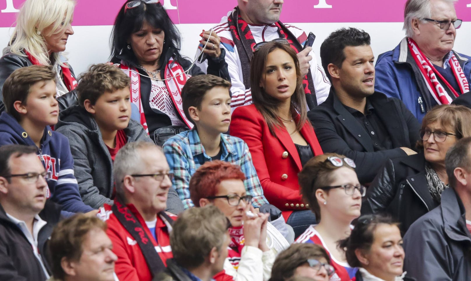 Ballack mit seiner Familie beim Bayern-Match