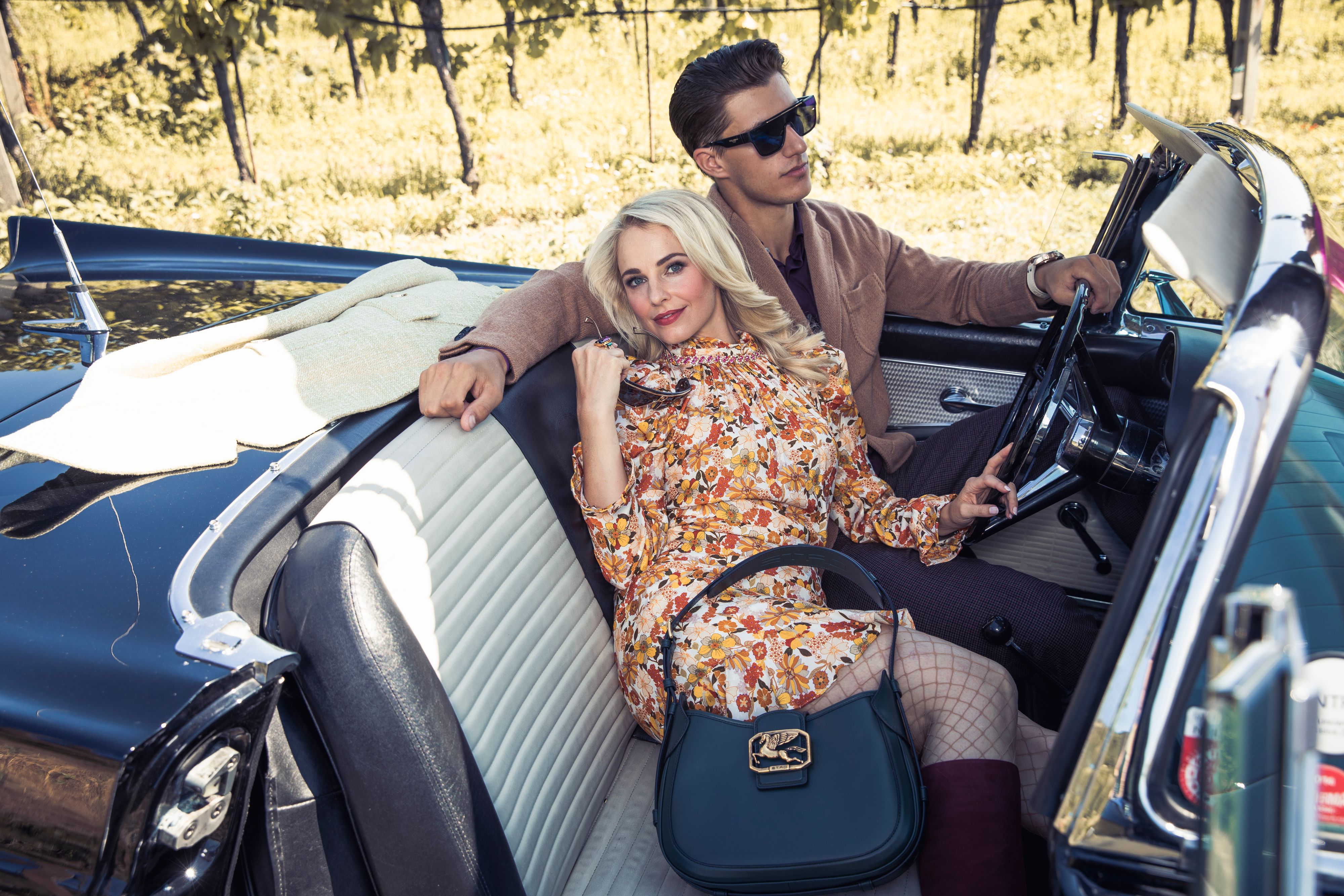 Silvia Schneider mit einem der Vienna Capitals-Spieler 