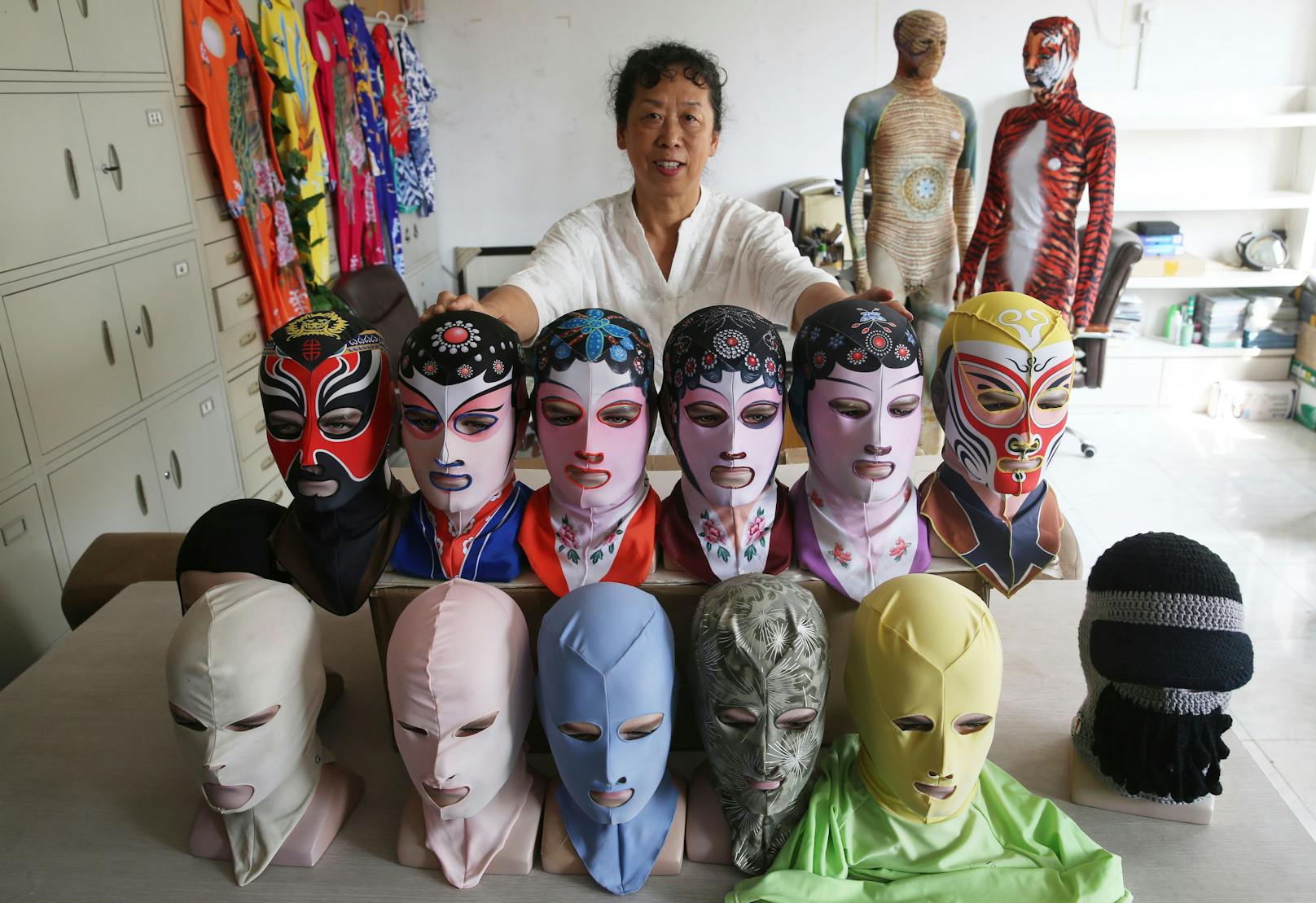 Zhang Shifan erfand den Gesichtsbikini 2004. Ihre Erfindung sollte ursprünglich Schwimmer davor bewahren, von Quallen im Gesicht verletzt zu werden.
