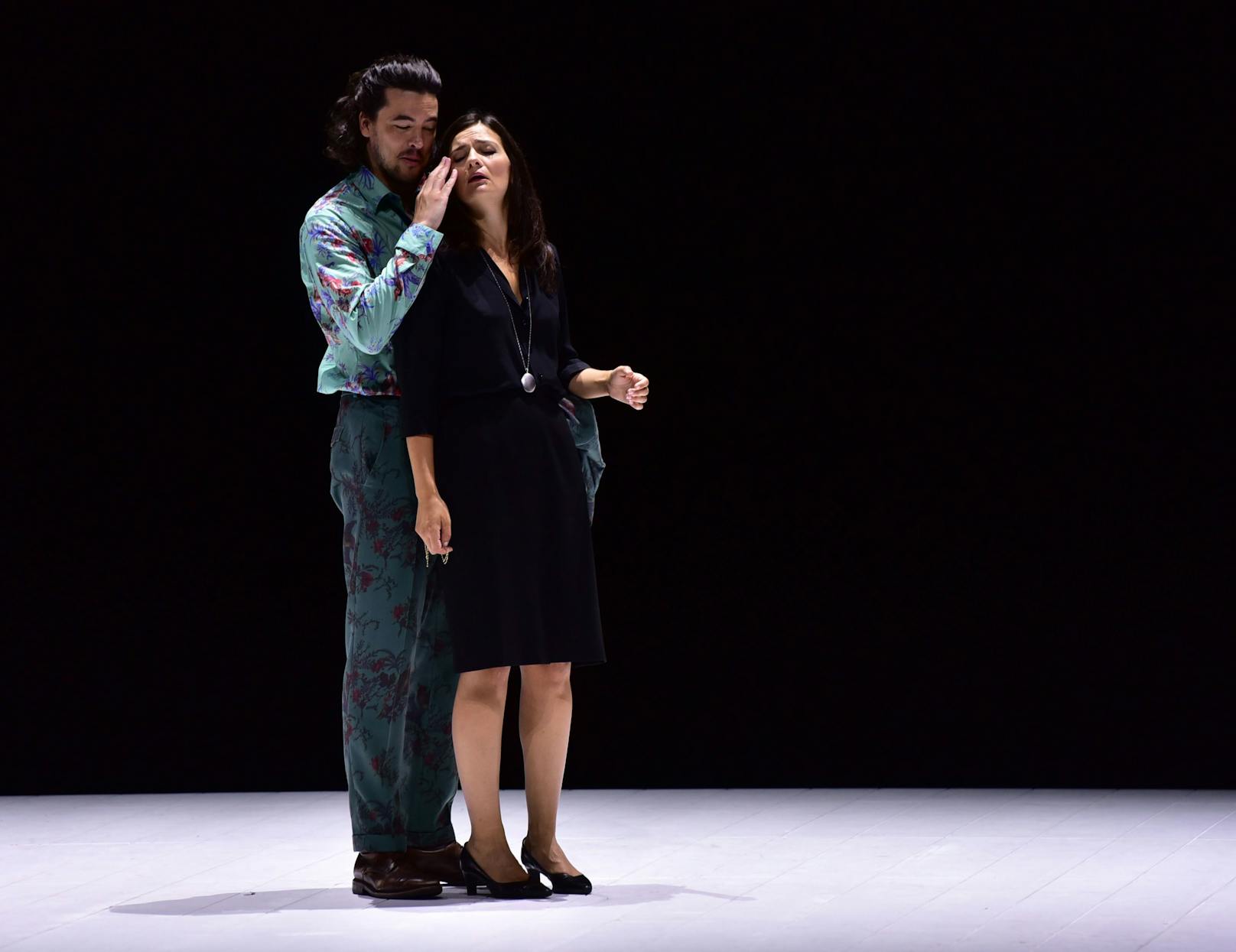 Auf der Bühne: Marianne Crebassa (Dorabella) und Andrè Schuen (Guglielmo).