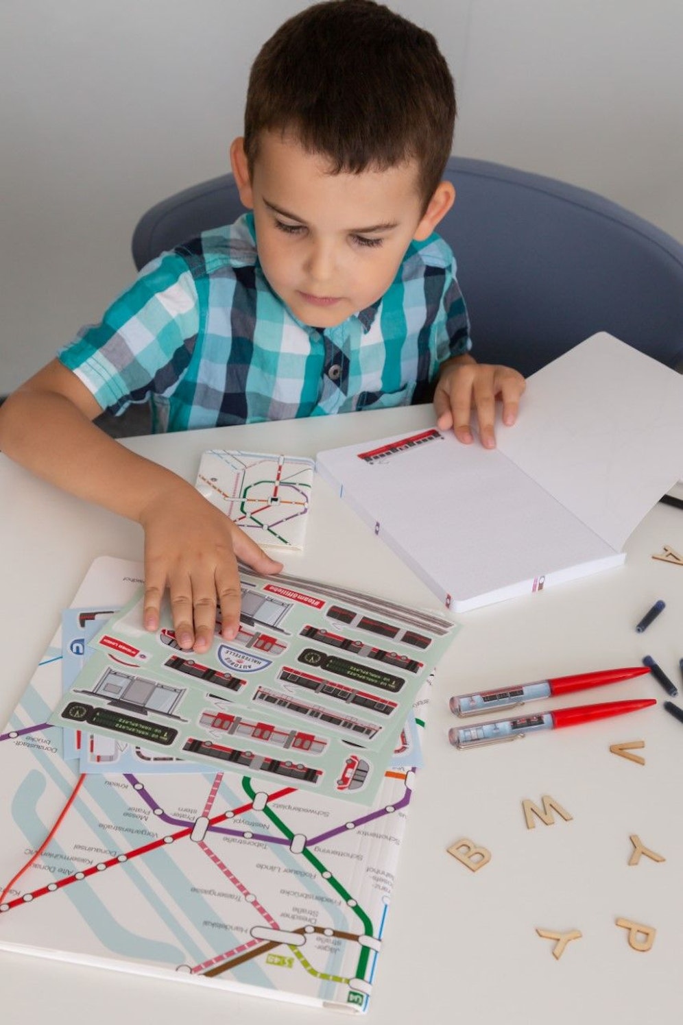 Im Shop der Wiener Linien gibt es nun neue Schulsachen: Stickerbogen, A5 Notizheft, sowie eine Tickethülle für das Top Jugendticket.