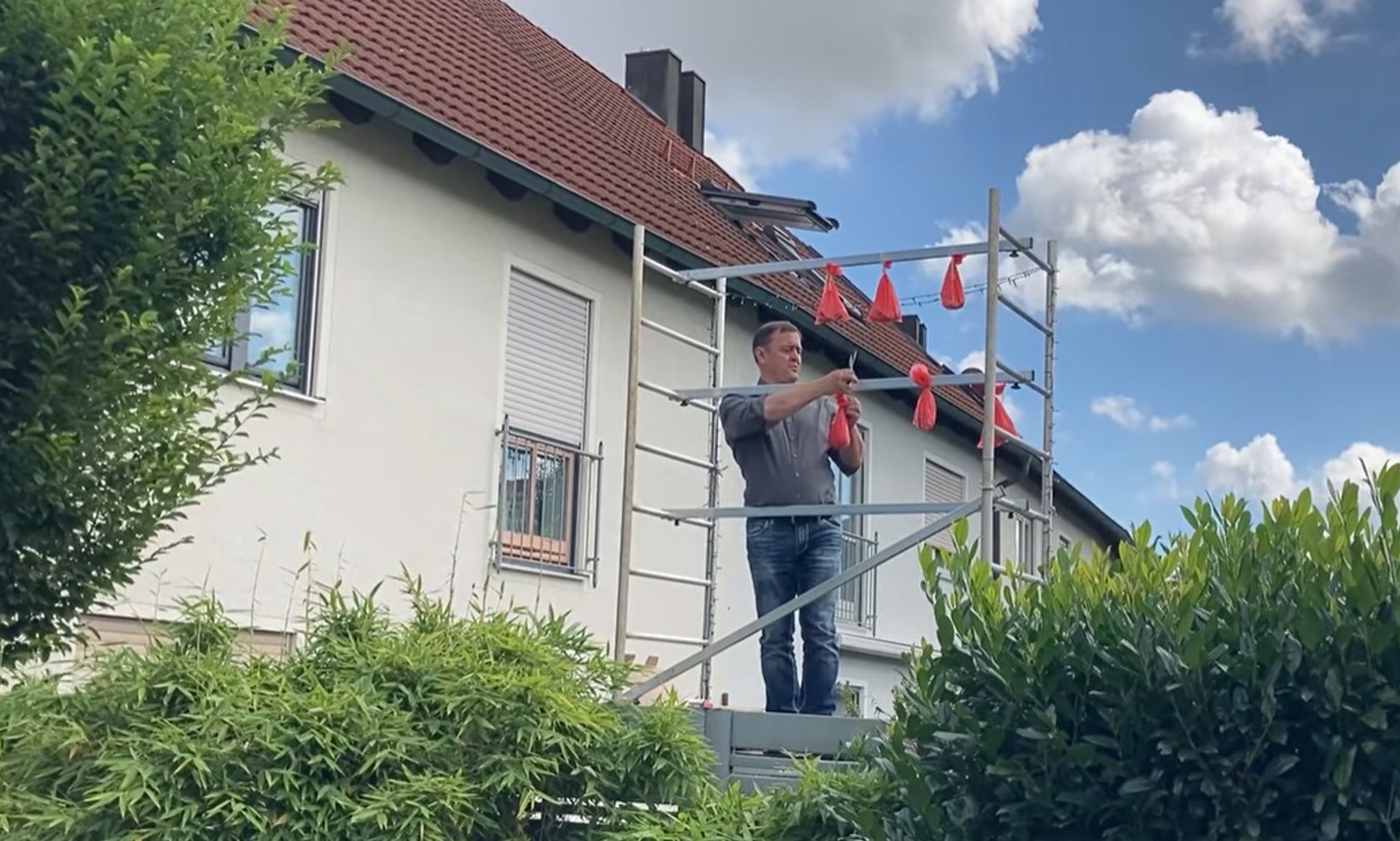 Der erboste Anwalt schnitt die Hundekotbeutel am nächsten Tag ab.&nbsp;