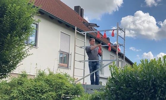 Der erboste Anwalt schnitt die Hundekotbeutel am nächsten Tag ab. 