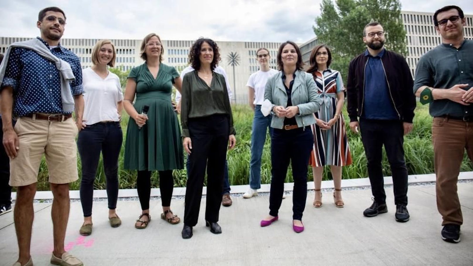 Auf diesem Bild stehen neben Baerbock Frauen und auch ein paar männliche Grünen-Kandidaten. Noch…