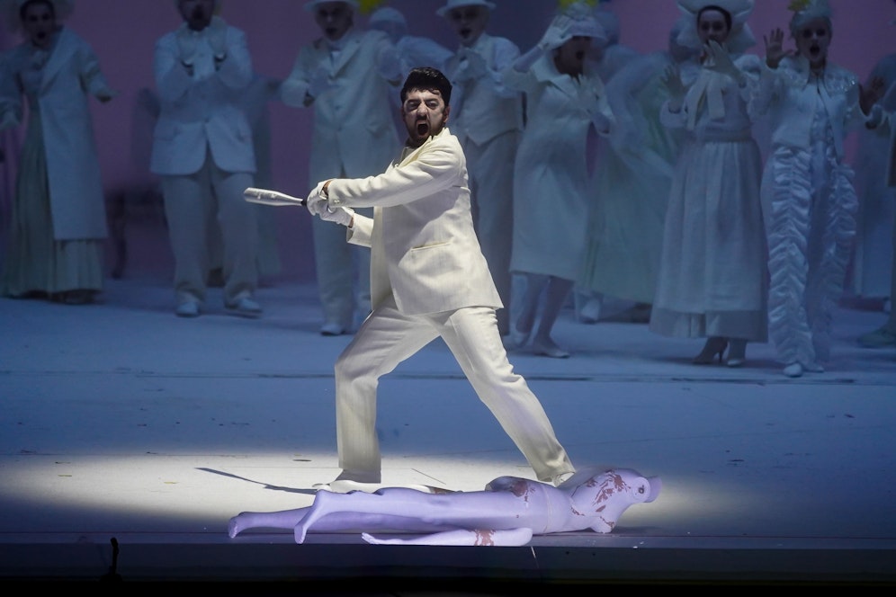 Davide Luciano steht als Don Giovanni auf der Bühne.