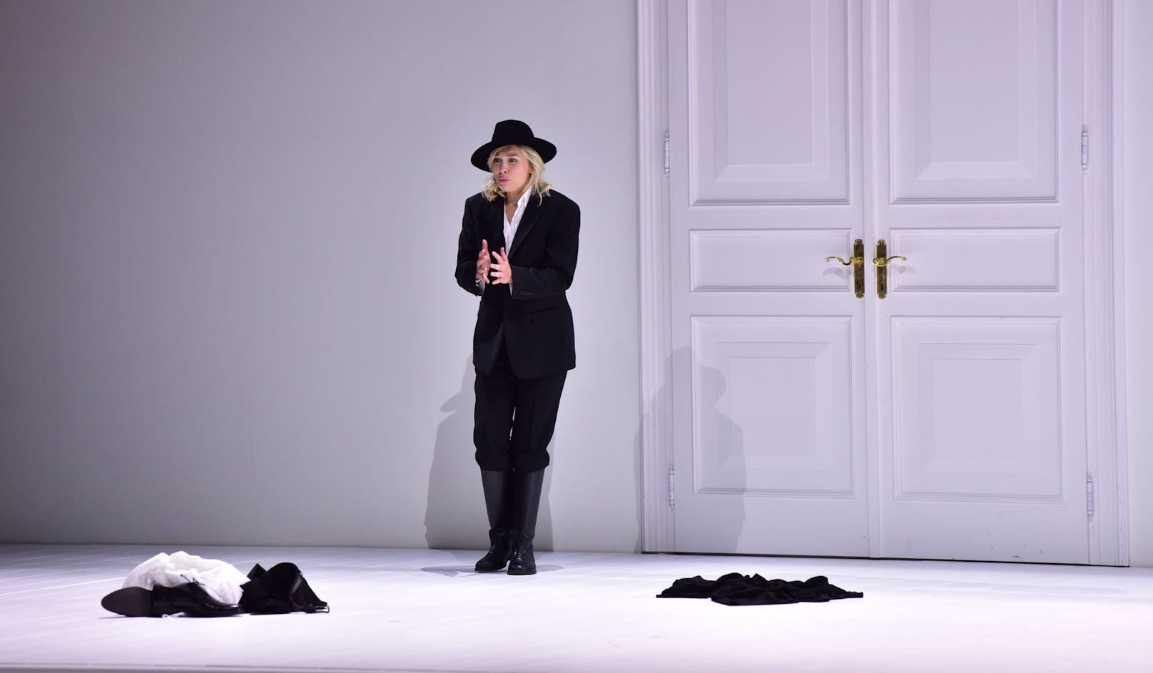 Elsa Dreisig als Fiordiligi auf der Bühne von "Così fan tutte".&nbsp;