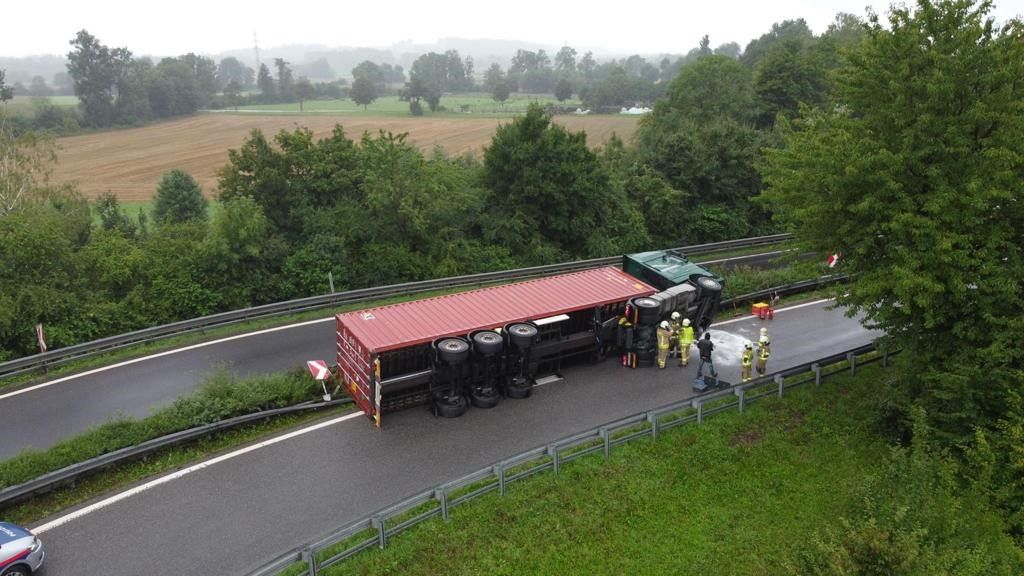 Ein Lastwagen kippte bei der Abfahrt Amstetten um.