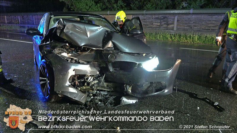 Das Auto wurde schwer beschädigt.