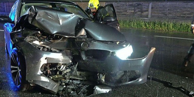 Das Auto wurde schwer beschädigt.