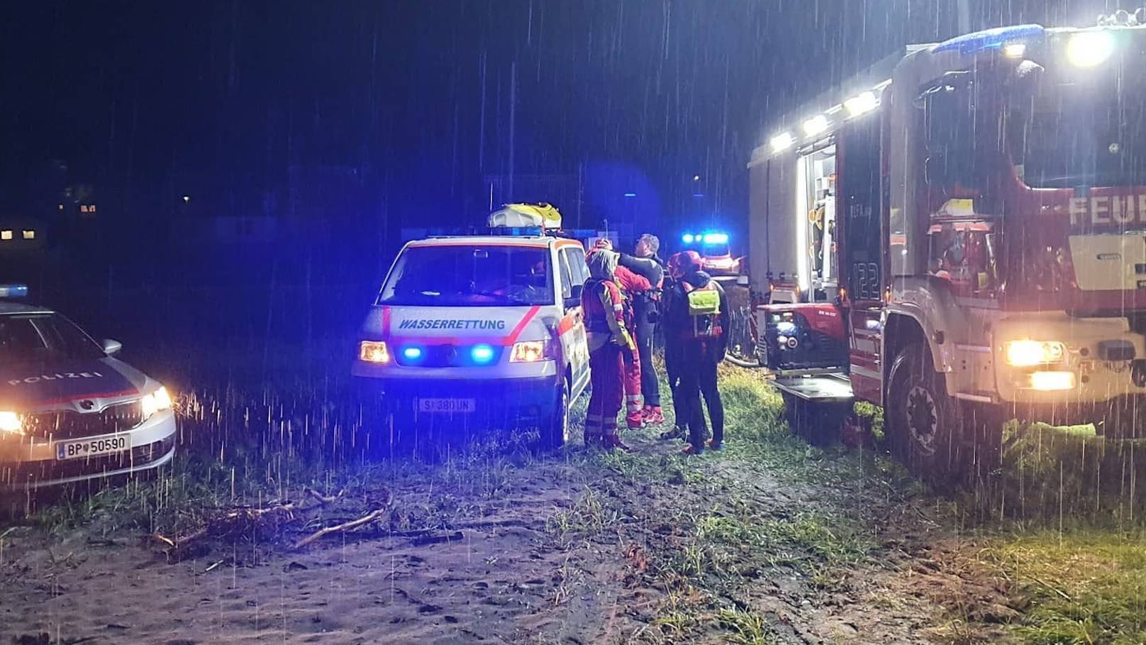 Neben der Feuerwehr und der Polizei standen auch das Rote Kreuz und die Wasserrettung im Einsatz.