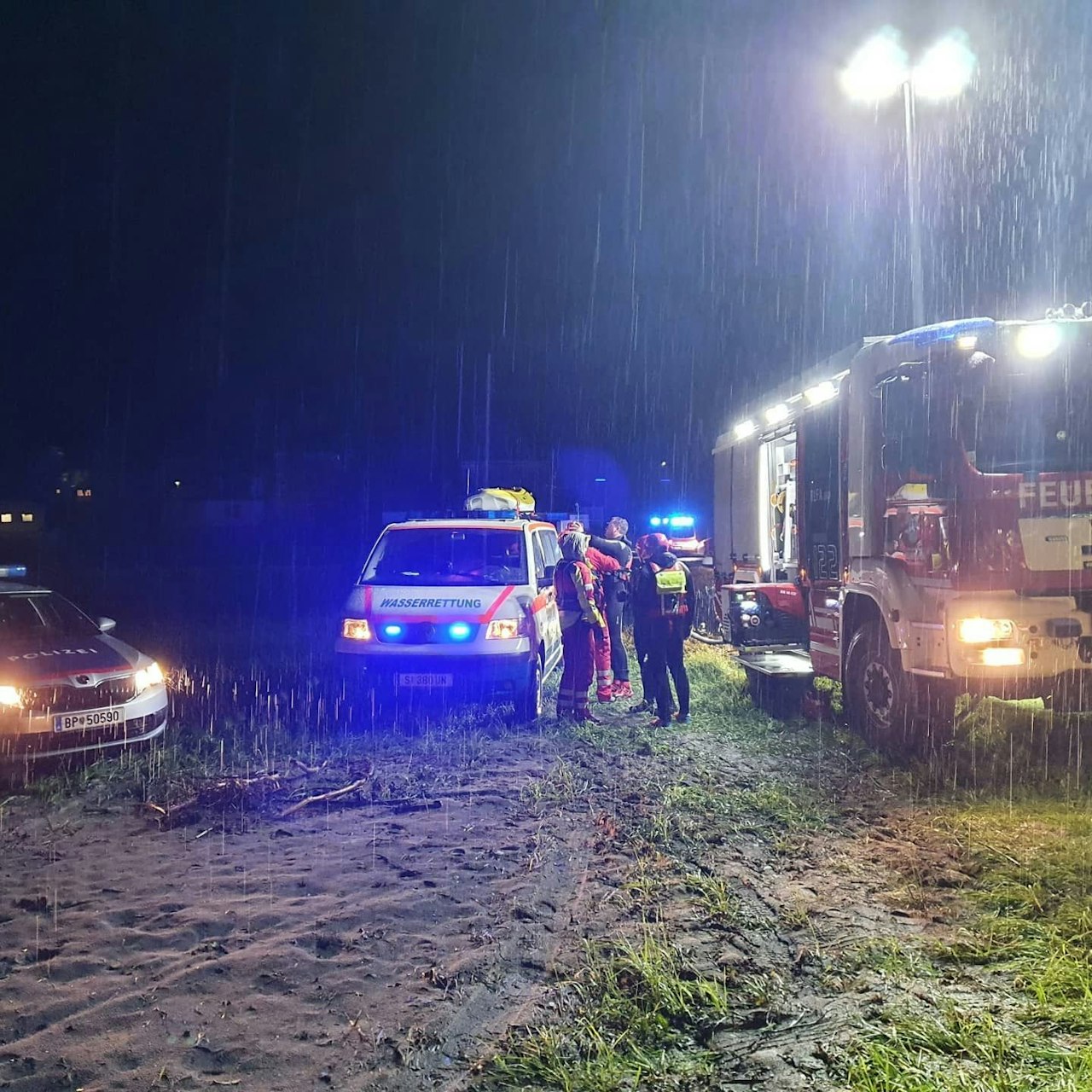 Heute.at - Urlauber schläft in Salzach ein, schreit dann um Hilfe