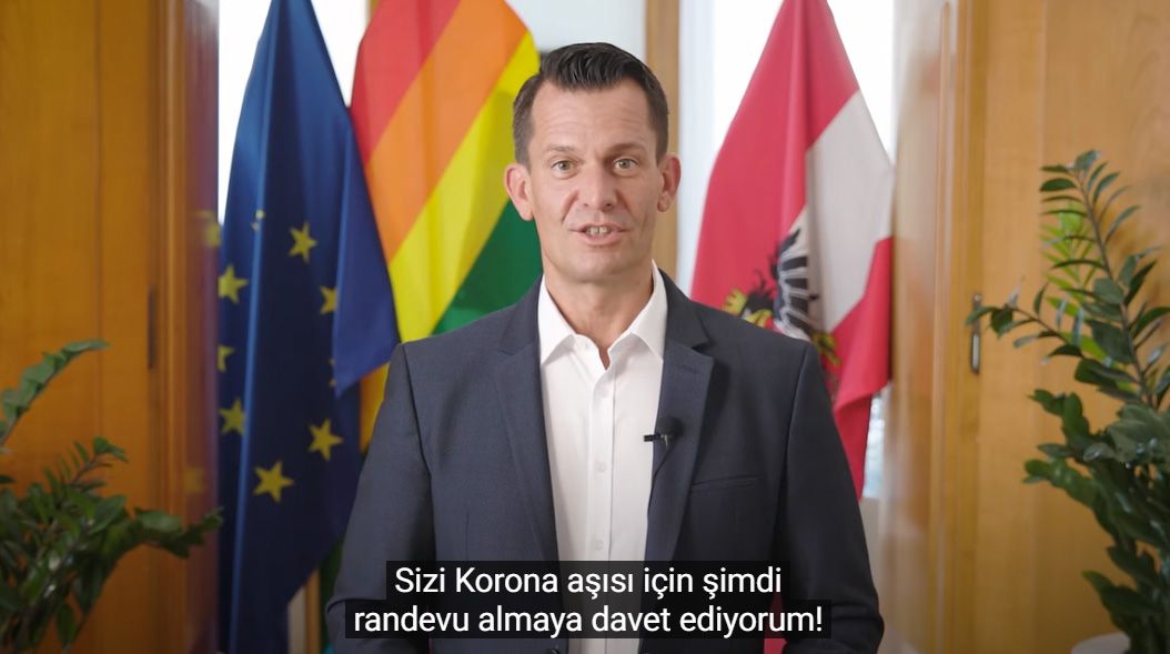 Gesundheitsminister Wolfgang Mückstein ruft in mehreren Sprachen zur Corona-Impfung auf.