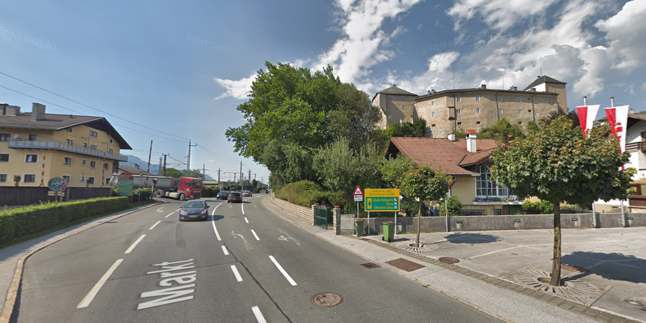 Links im Bild der strittige Bahnübergang in Golling, rechts das Haus von Adolf Gründl und seiner Schwester