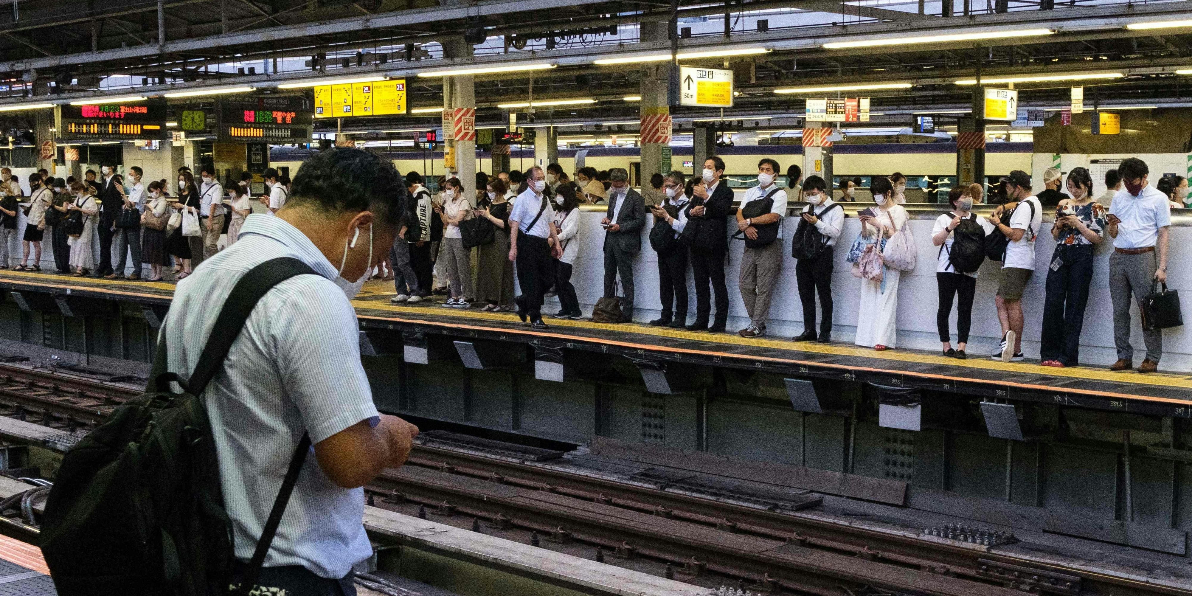 In Tokyo finden gerade die olympischen Spiele statt. Im Bild der Bahnhof Shinjuku.