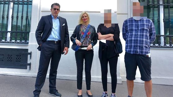 Anwalt F. Höllwarth mit Mitarbeiterin I. Laudon und Eltern am Freitag vor dem Bundeskanzleramt in Wien 