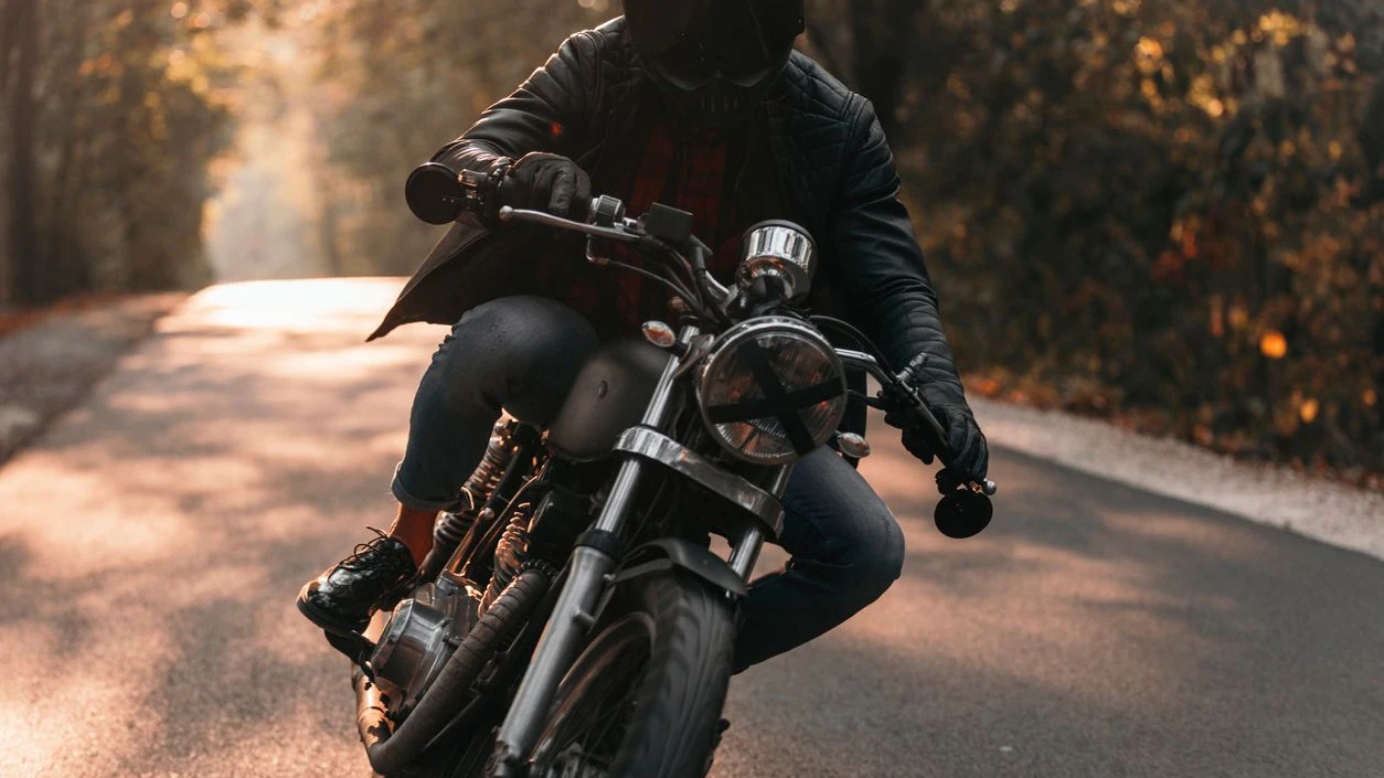 Der Biker war viel zu schnell unterwegs.