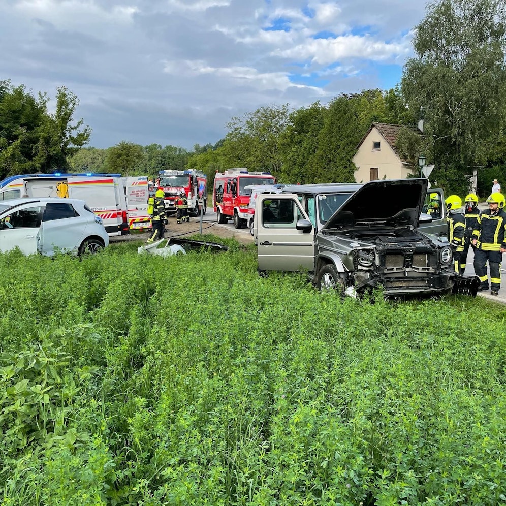 Die Autos landeten im Feld.