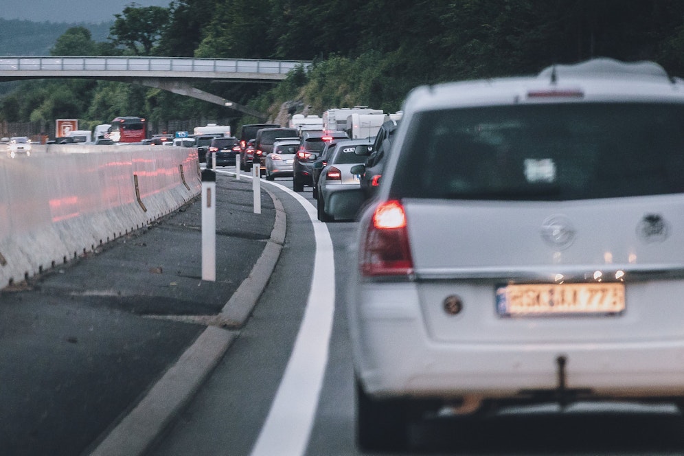 Der Reiseverkehr führt auch an diesem Wochenende wieder zu kilometerlangen Staus auf den Transitrouten.