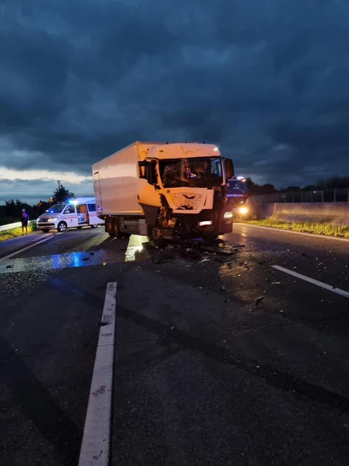 Der Lkw-Lenker prallte gegen einen abgestellten Lkw.