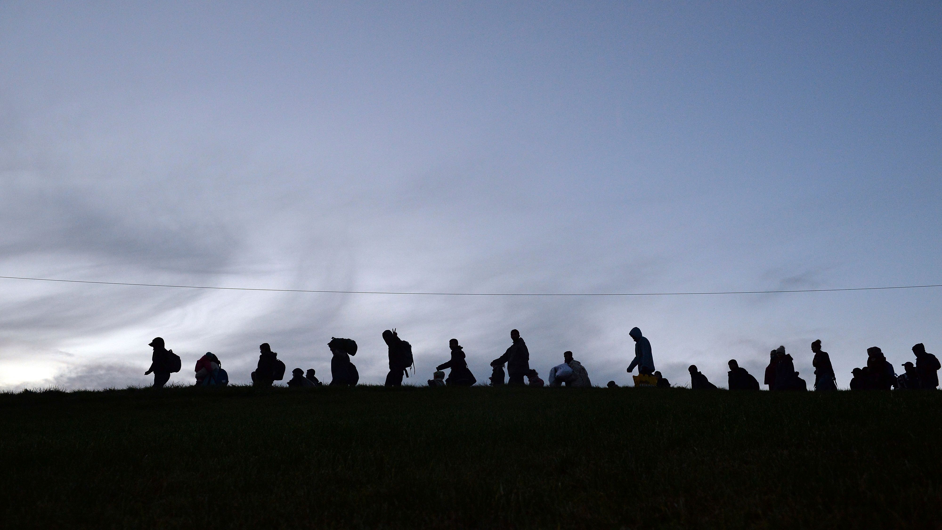 Archivfoto aus 2015: Ein Flüchtlingstreck an der deutsch-österreichischen Grenze in Wegscheid.