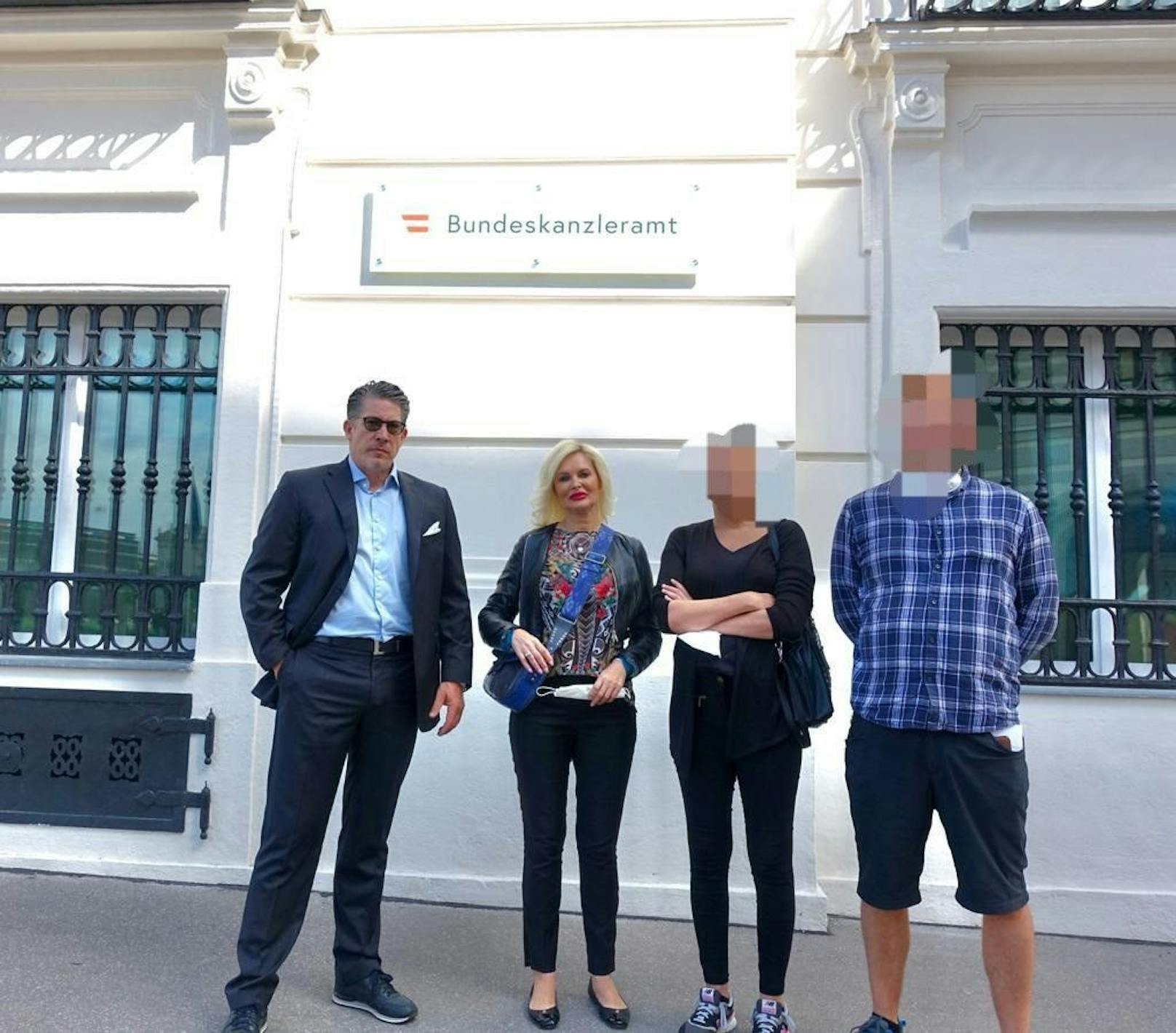Anwalt Florian Höllwarth, seine Mitarbeiterin Ingrid Laudon und die Eltern von Leonie
