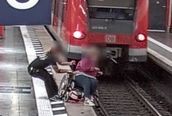 Die Frau im Rollstuhl konnte vor einem Sturz gerettet werden.