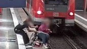 Die Frau im Rollstuhl konnte in letzter Sekunde gerettet werden.