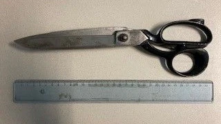 Mit dieser Schere soll der 44-Jährige die Jugendlichen bedroht haben.