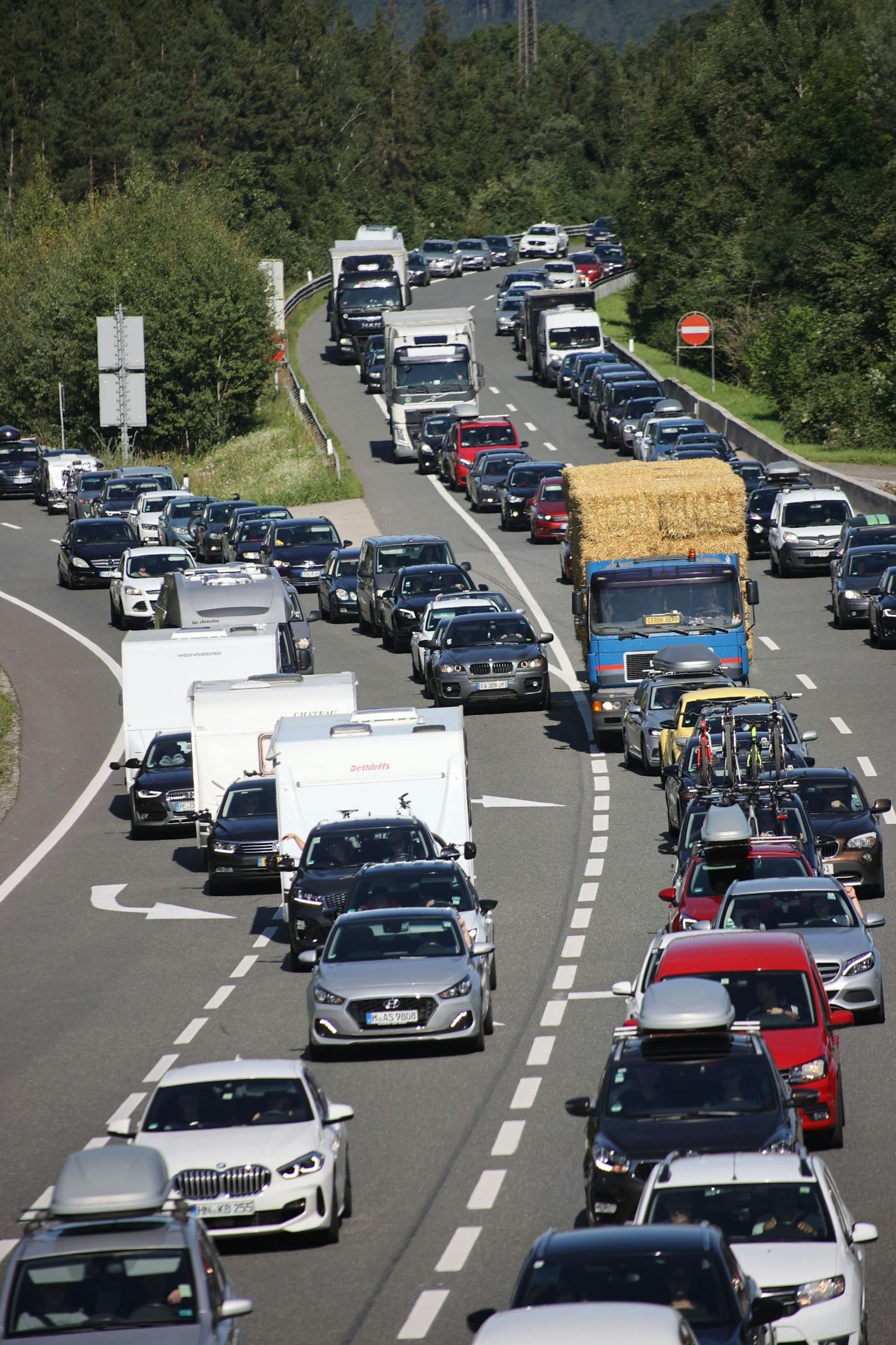 Viel Geduld mussten Autofahrer bei der Fahrt in den Süden mitbringen. Von München bis zur Grenze nach Slowenien und Italien gab es stundenlange Verzögerungen im Reiseverkehr.