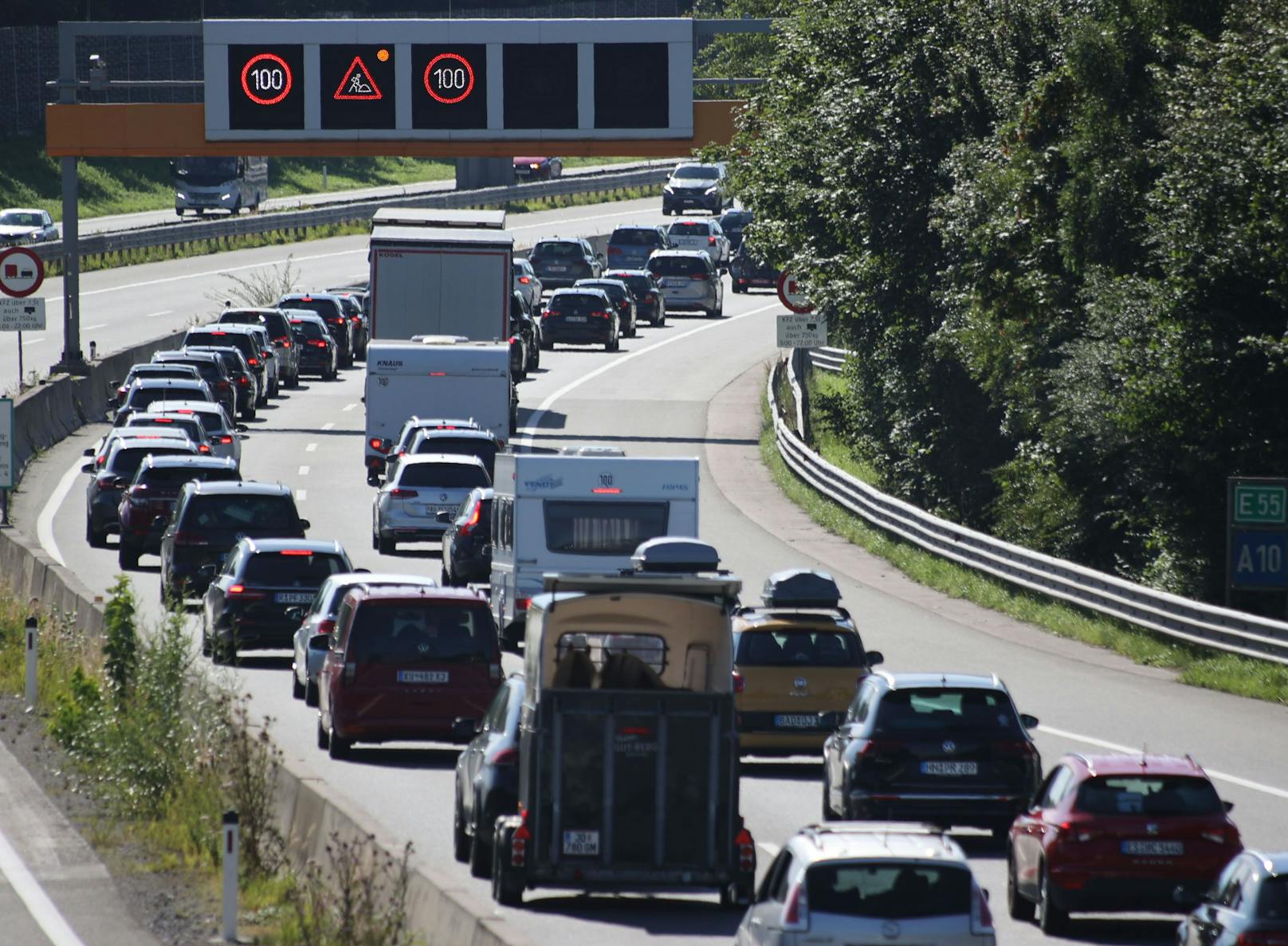 Viel Geduld mussten Autofahrer bei der Fahrt in den Süden mitbringen. Von München bis zur Grenze nach Slowenien und Italien gab es stundenlange Verzögerungen im Reiseverkehr.