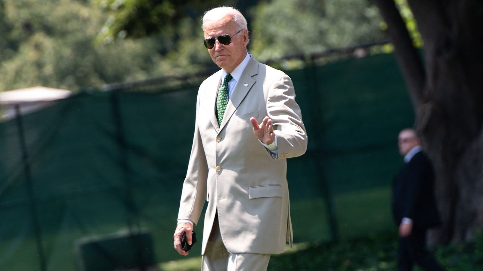 Am Freitag trat US-Präsident <strong>Joe Biden</strong> in einem beigen Anzug vor dem Weißen Haus vor die Medien. 